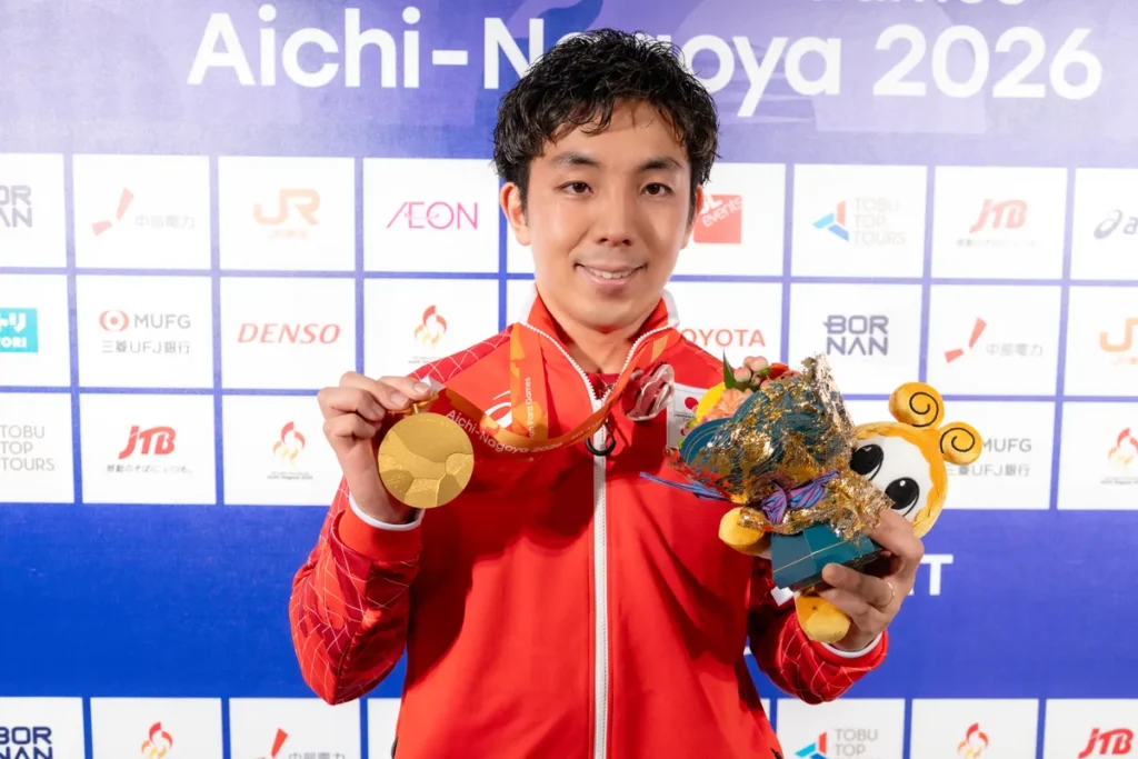 ミックスゾーンで金メダルと花束を手にするゴールボールの金子和也選手