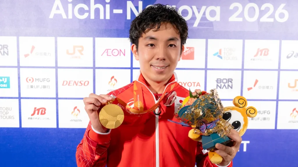 ゴールボールの金子和也選手。金メダルと花束を手に