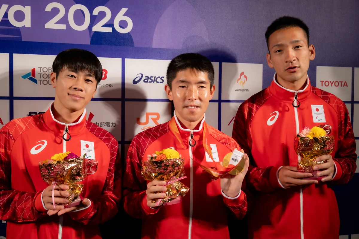 金メダルを掛けて並ぶ堀越翔斗さん、唐澤剣也選手、清水琢馬さん