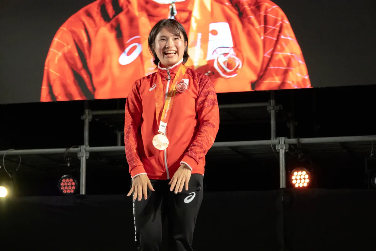 銅メダルを掛けて笑顔を見せる加藤茜選手