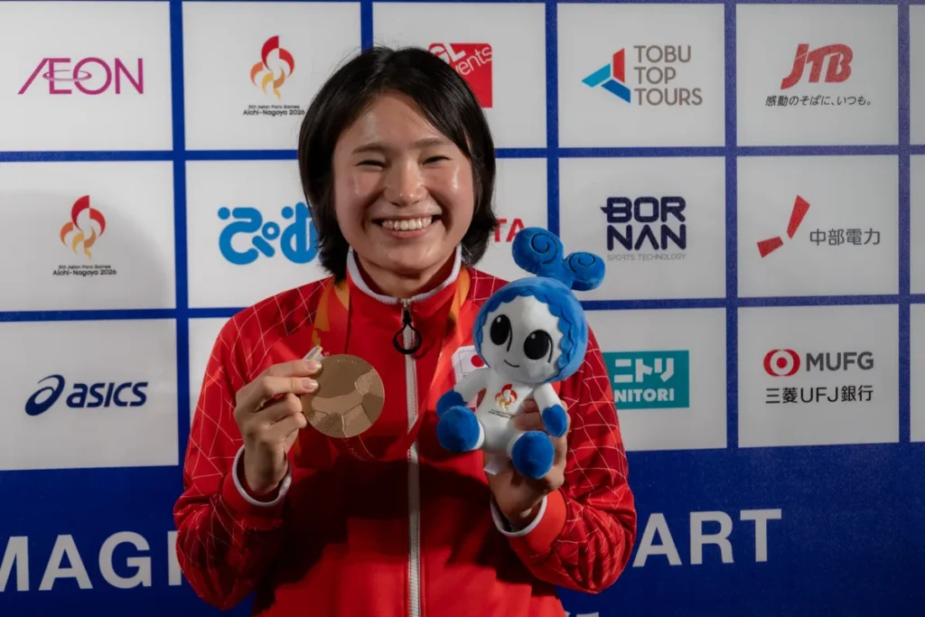 銅メダルとウズミンのぬいぐるみを手にする加藤茜選手