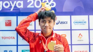 金メダルとウズミンのぬいぐるみを手にする加藤穂岳選手