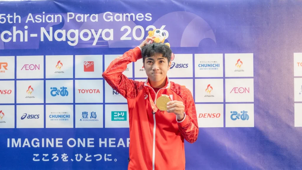 パラ陸上の加藤穂岳選手。頭にウズミンのぬいぐるみを載せて金メダルを掲げる