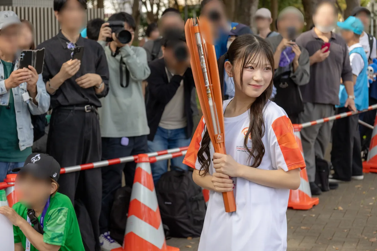 聖火トーチを持つSKE48の河村優愛さん（白川公園）