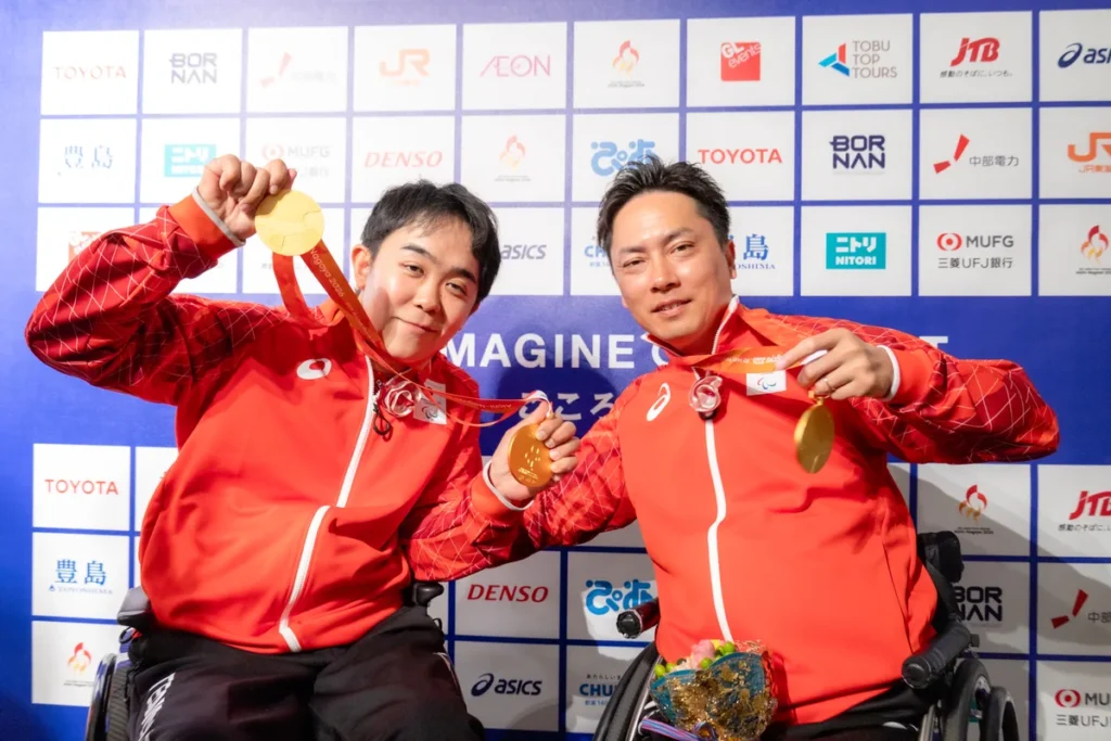 ミックスゾーンで金メダルを手にする車いすテニスの川野将太選手と宇佐美慧選手