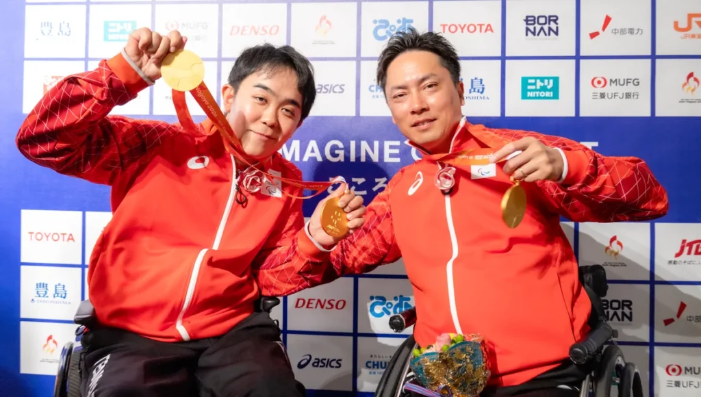 ミックスゾーンで金メダルを手にする車いすテニスの川野将太選手と宇佐美慧選手