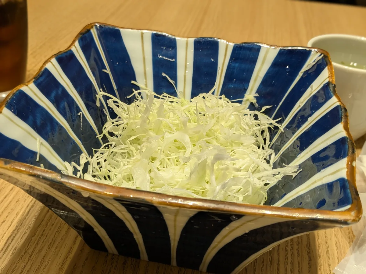 とんかつ恵亭で最初に運ばれてくる千切りキャベツの鉢。おかわり自由