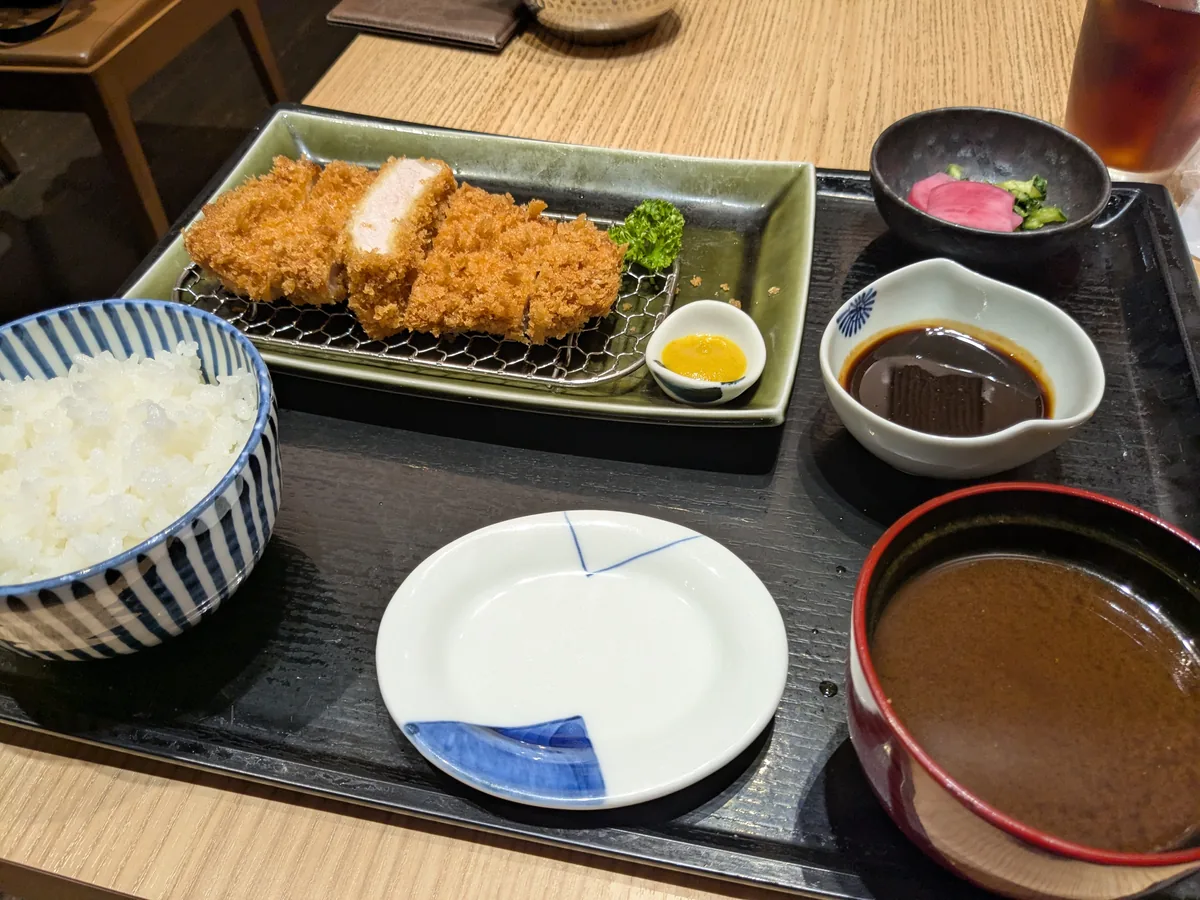 とんかつ恵亭の味噌ロースかつ膳1,900円。ロースかつ・ご飯・味噌汁・味噌だれが並ぶ
