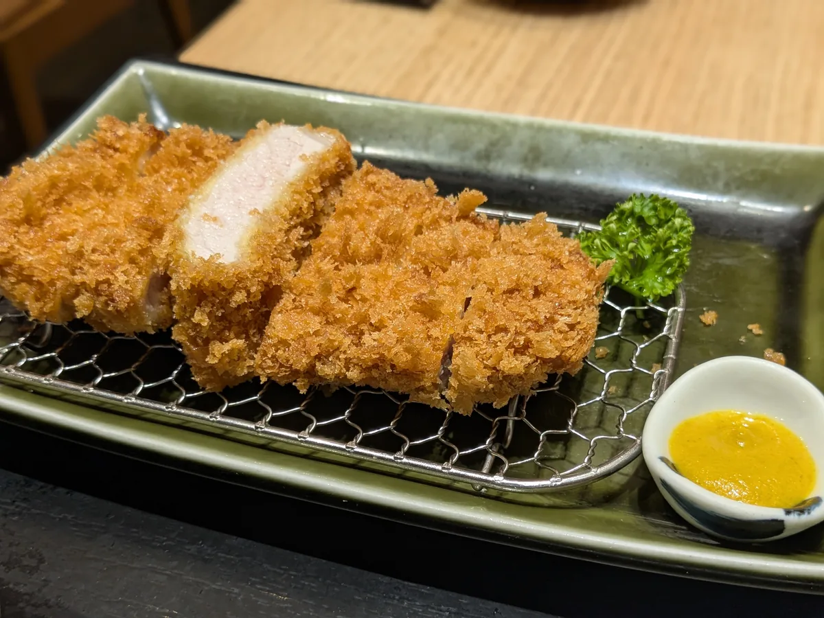 とんかつ恵亭の味噌ロースかつ膳のロースかつ。きつね色の衣と厚みのあるロース肉