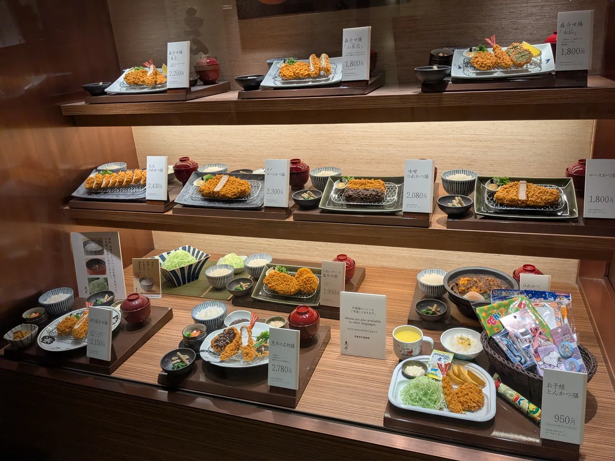 とんかつ恵亭の店頭に並ぶ食品サンプル。とんかつ膳や大海老フライ膳