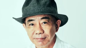 黒いハットに白いシャツ姿でほほえむ木梨憲武さん