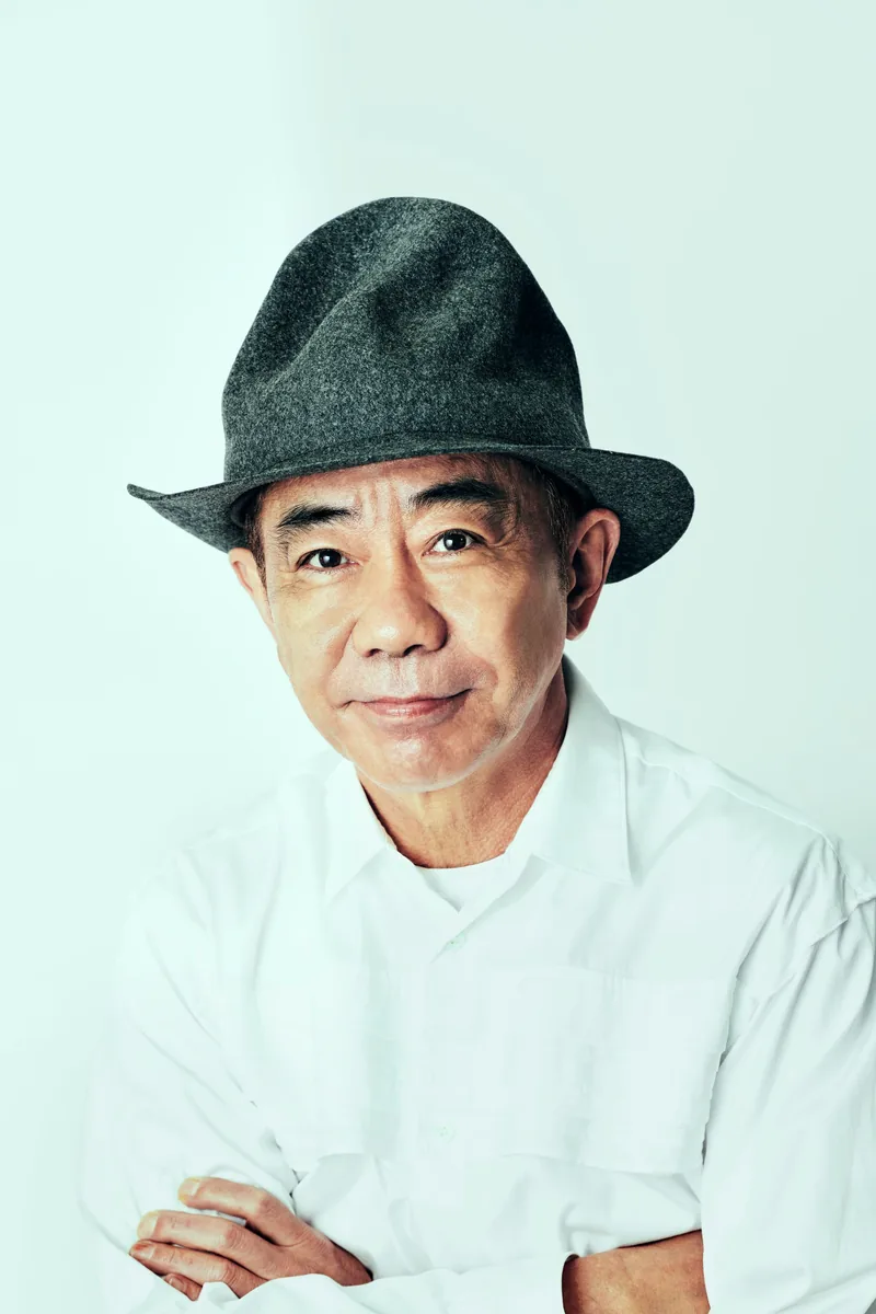 白いシャツにグレーの帽子をかぶり腕を組む木梨憲武さん