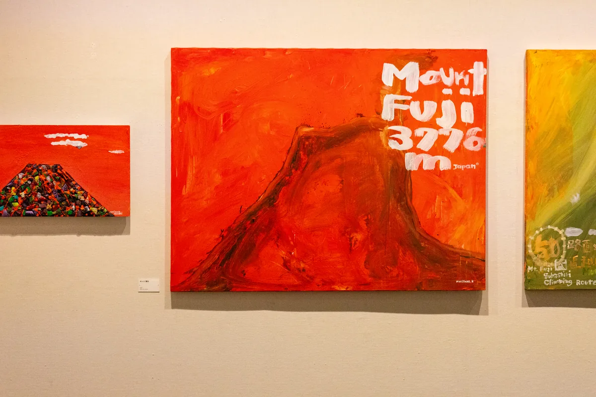 真っ赤なキャンバスに富士山と「Mount FUJI 3776m」の文字を描いた木梨憲武さんの作品