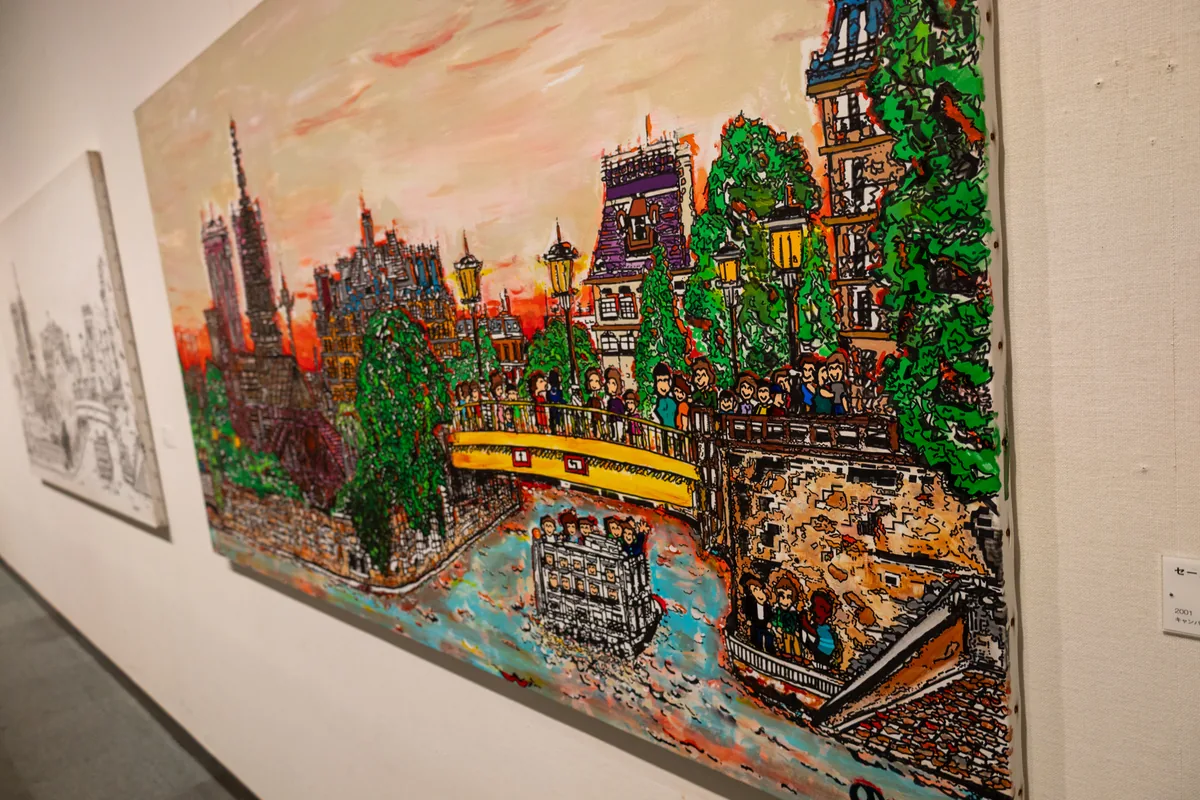 エッフェル塔と橋、川を色鮮やかに描いた木梨憲武さんの「旅」シリーズのパリの作品