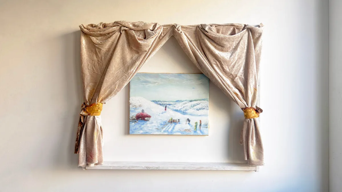 内田麗奈さんの作品「クロマニヨンの夢『エカインの雪景色、日の出』」。雪景色の絵画にカーテンが取り付けられている