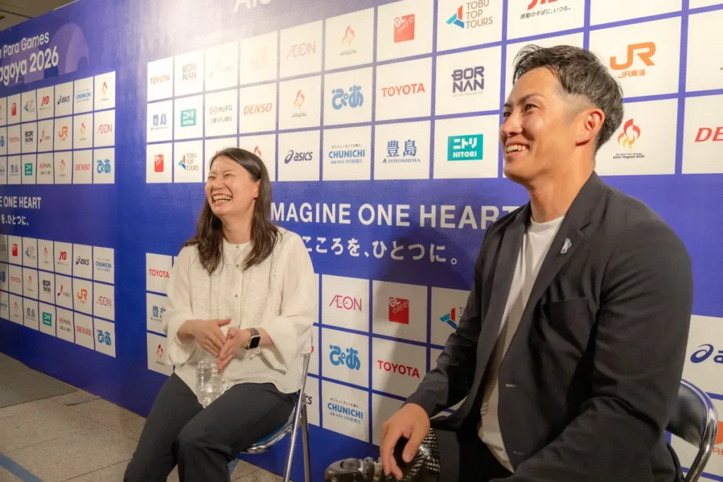 インタビューに応じる小須田潤太さんと伊藤則子さん