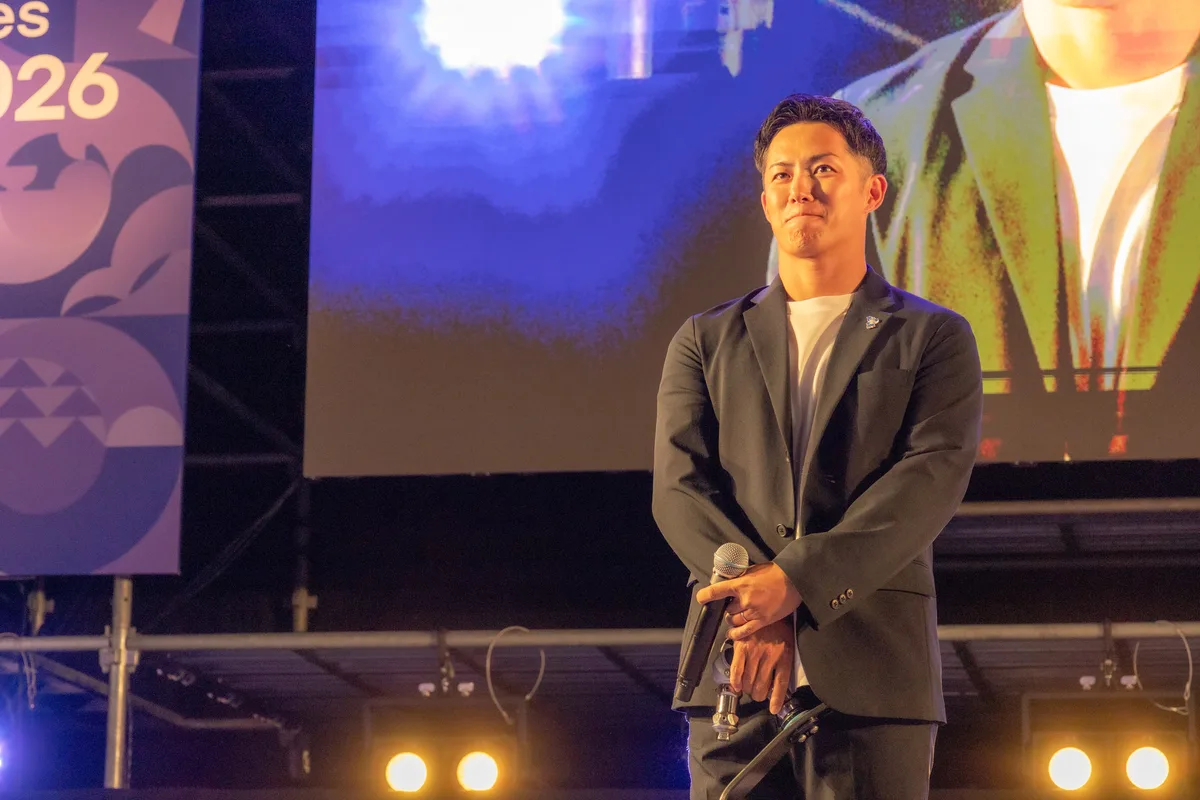 トークショーのステージで語る小須田潤太さん