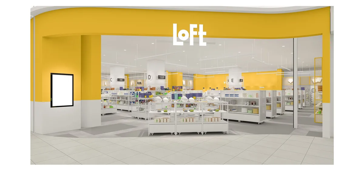 イオンモールナゴヤドーム前ロフトの店舗イメージ。黄色い壁にLOFTのロゴがあり、白い棚が並ぶ売場