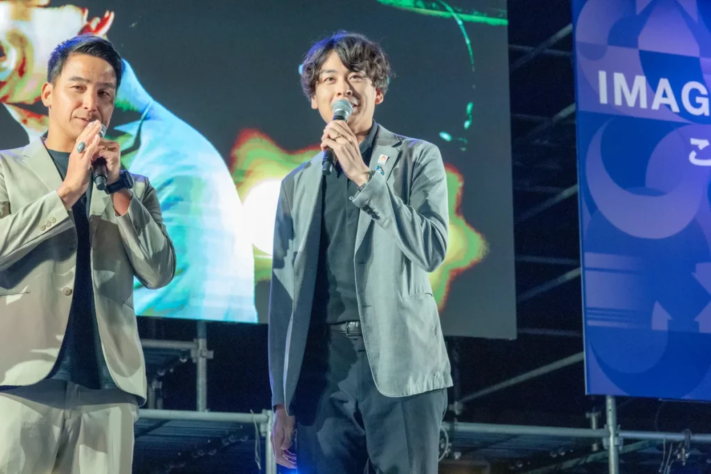 マイクを持つ松田丈志さんと宇山賢さん