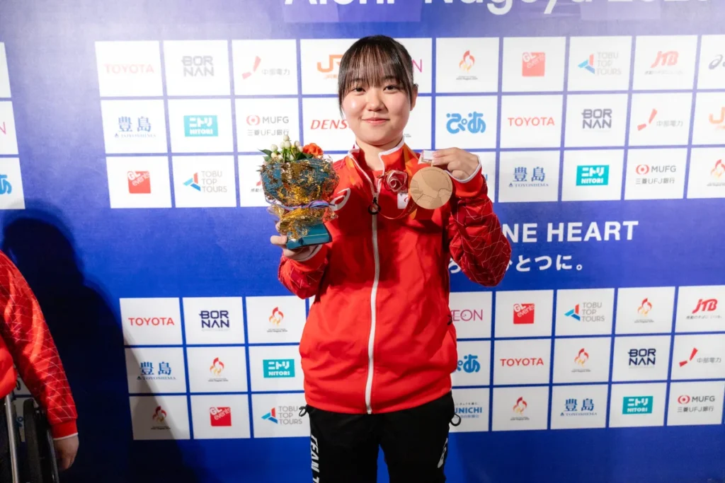 銅メダルと花束を手にミックスゾーンに立つ三浦稟々選手