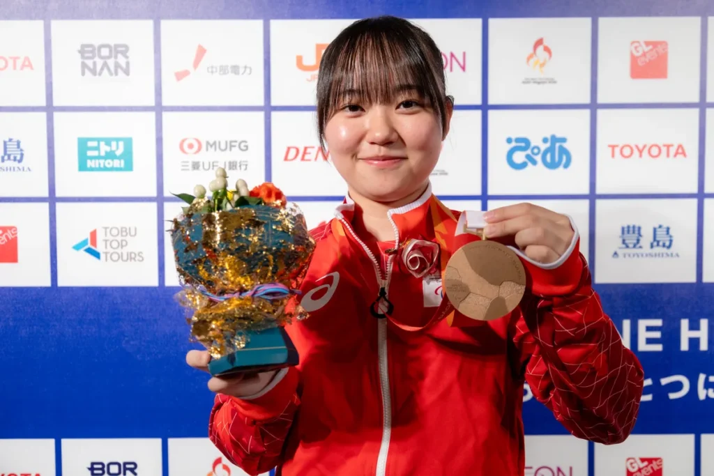 銅メダルを手に笑顔を見せる三浦稟々選手