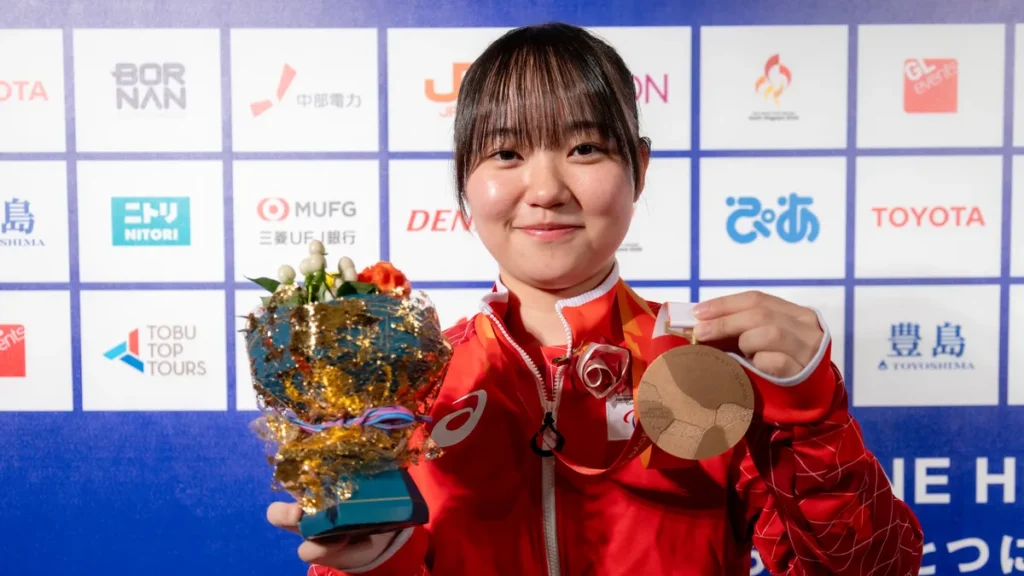 銅メダルを手に笑顔を見せる三浦浬々選手