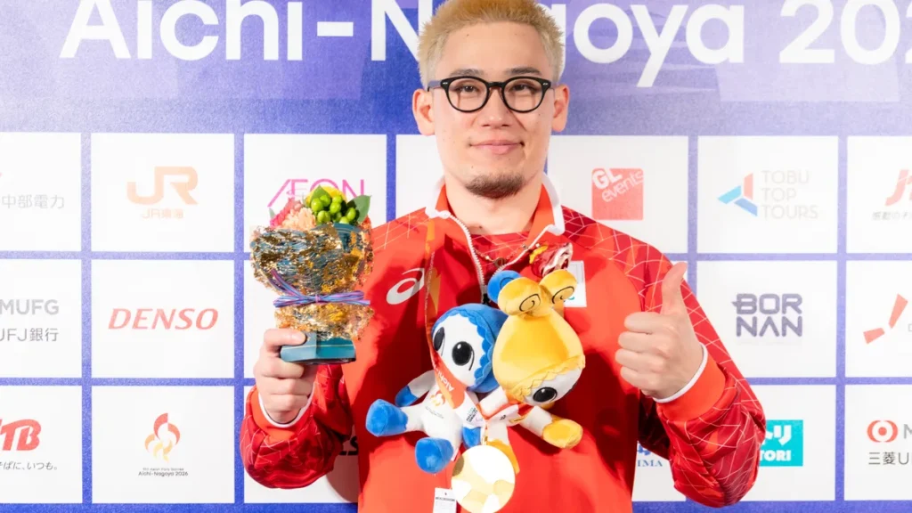 ゴールボールの宮食行次選手。金メダルと花束を手に
