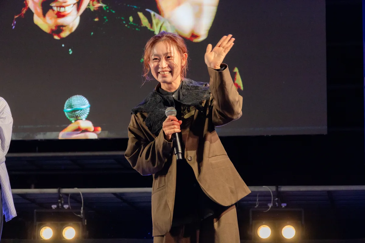 手を振る中西麻耶さん