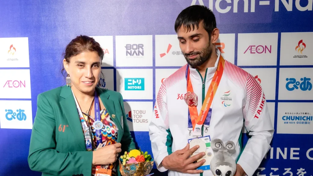 タジキスタンのパラ柔道、ショフルフ・ナザロフ選手。通訳の方と並んで、銀メダルと花束を手に
