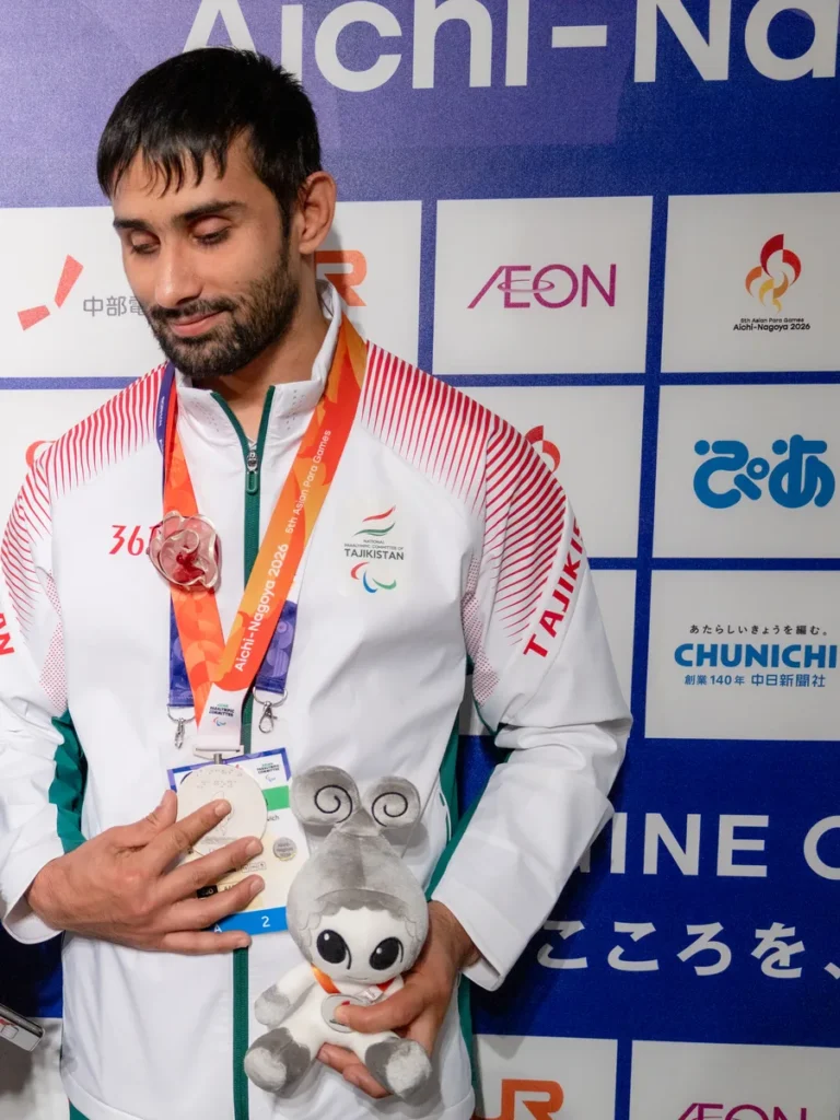 銀メダルとウズミンのぬいぐるみを手にするショフルフ・ナザロフ選手