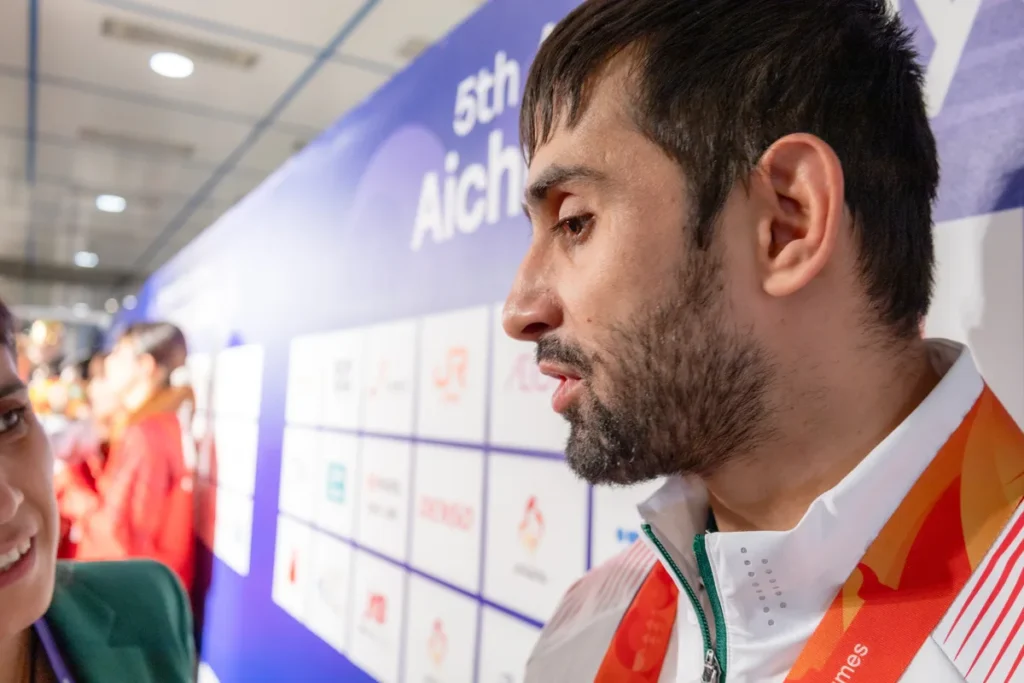 ミックスゾーンで質問を聞くタジキスタンのパラ柔道、ショフルフ・ナザロフ選手