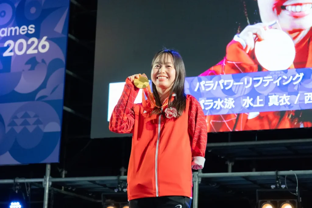 アスリートセレブレーションのステージで金メダルを手にする西田杏選手