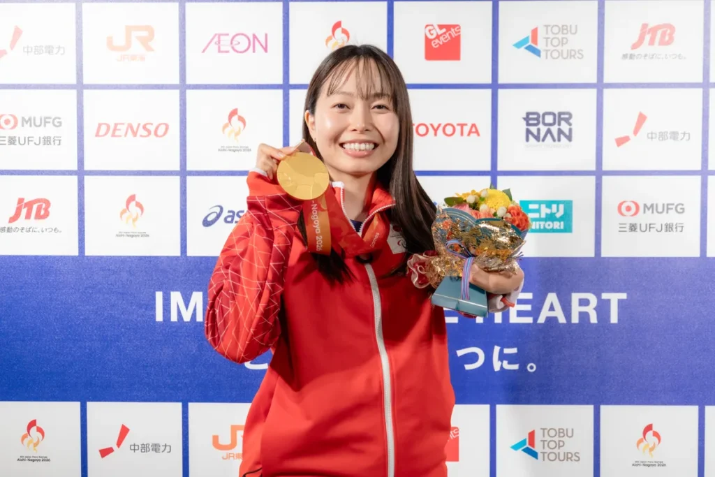 女子50mバタフライS7の金メダルを掲げる西田杏選手