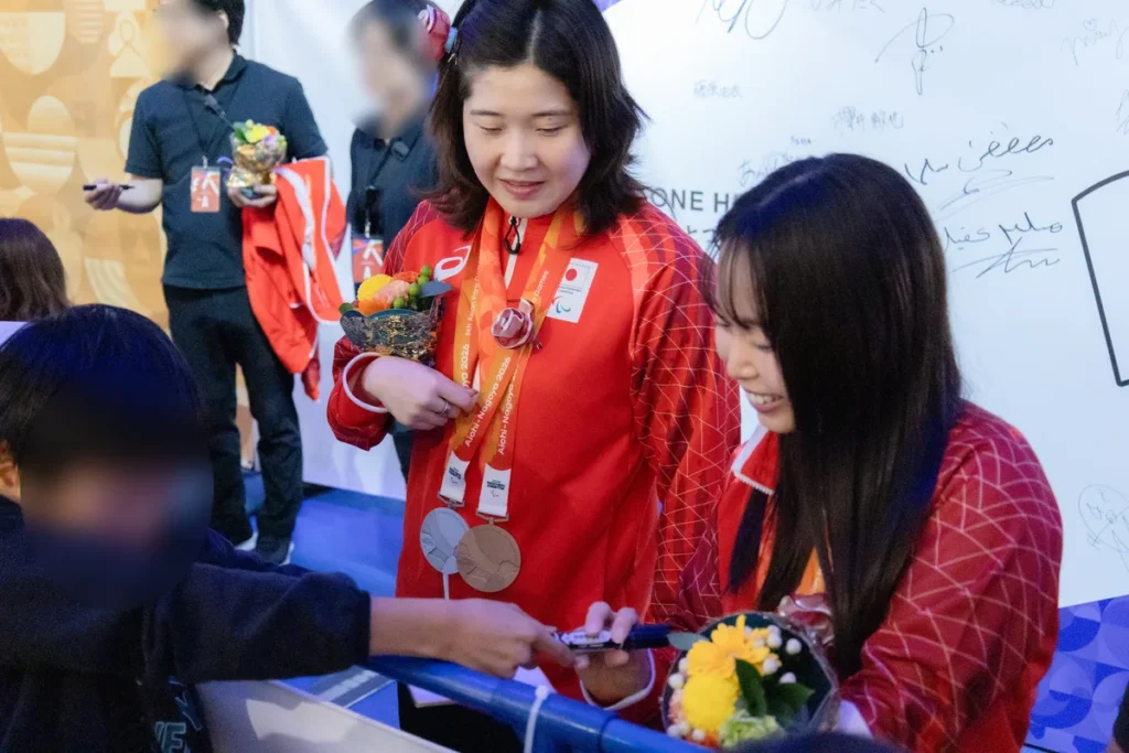 子どもにサインする西田杏選手と水上真衣選手