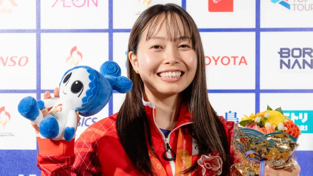 パラ水泳の西田杏選手。ウズミンのぬいぐるみと金メダル、花束を手に
