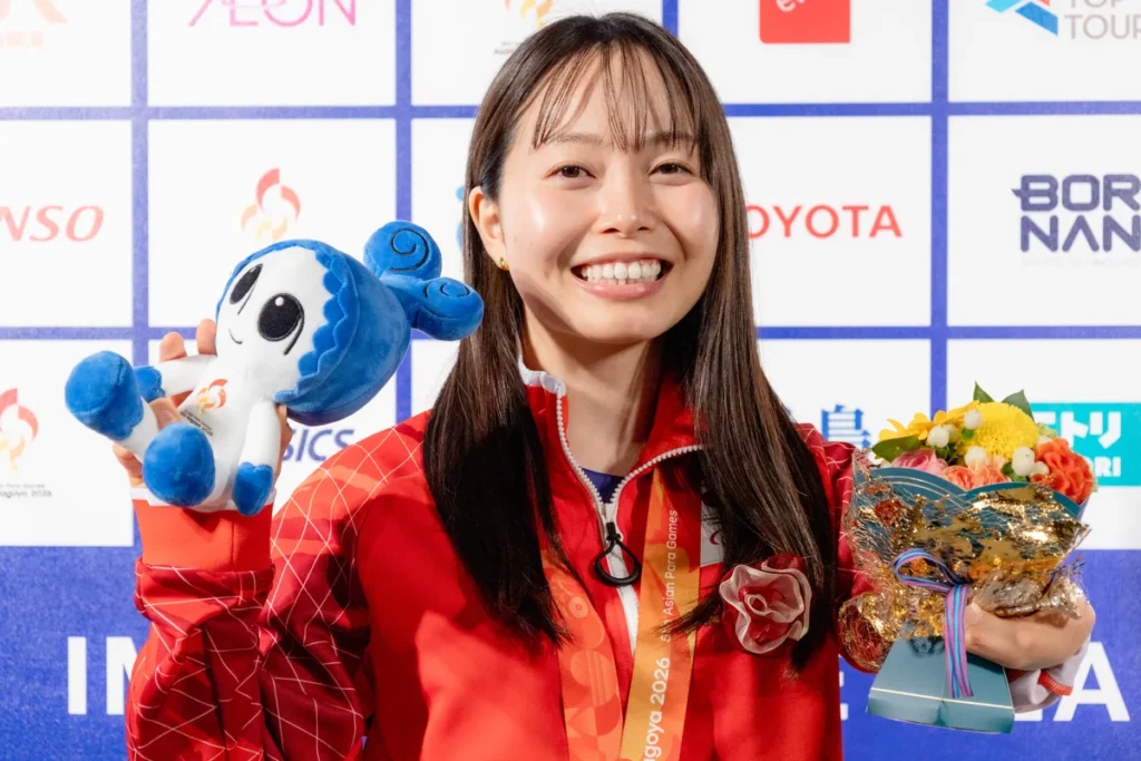 ウズミンのぬいぐるみと金メダルを手に笑顔を見せる西田杏選手