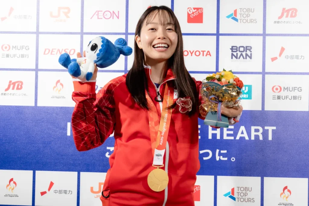 金メダルとウズミンのぬいぐるみを手にする西田杏選手