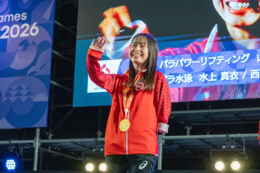 ステージで会場に手を振る西田杏選手