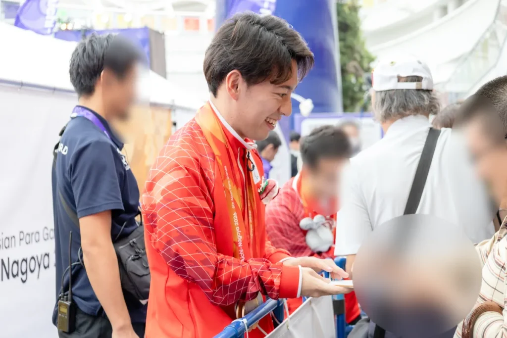 ステージのあとにファンにサインをする荻原虎太郎選手