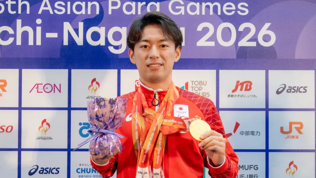 金メダルと花束を手にする荻原虎太郎選手