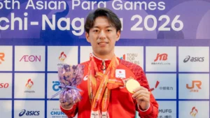 金メダルと花束を手にする荻原虎太郎選手