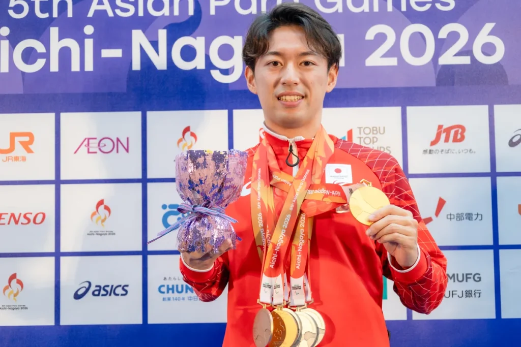 ミックスゾーンで6個のメダルと花束を手にするパラ水泳の荻原虎太郎選手