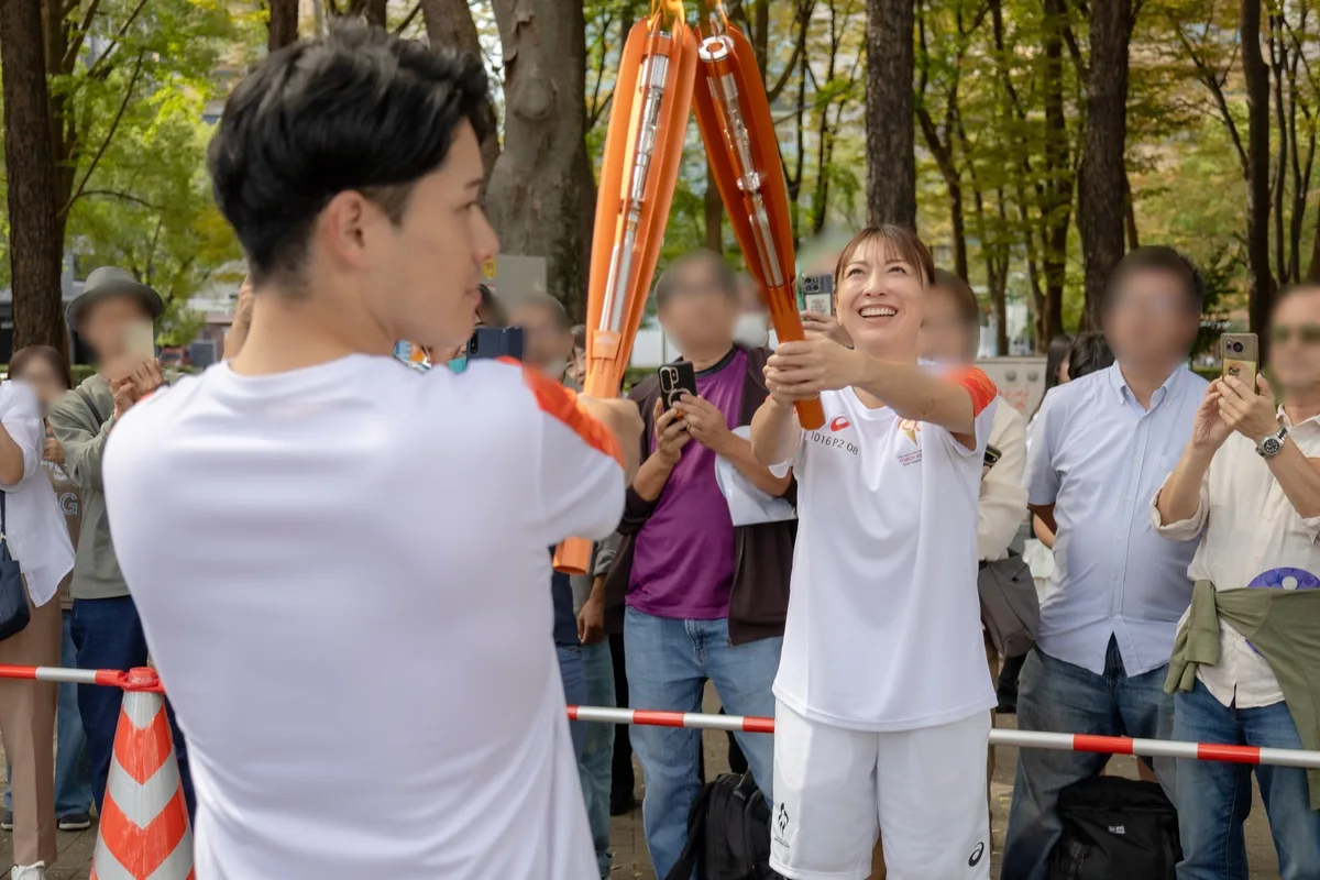 次のランナーへ聖火をつなぐ小椋久美子さん