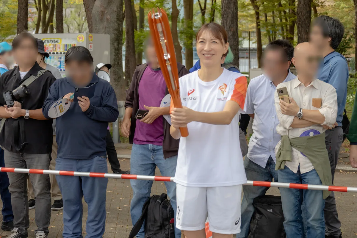 聖火トーチを持つ小椋久美子さん（アジアパラ聖火リレー・白川公園）