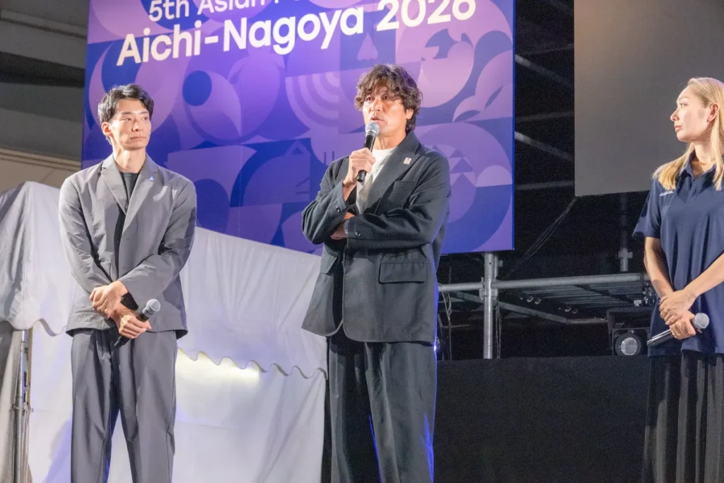 ONE HEART WORLDのステージで車いすラグビーについて話す大畑大介さん。左は入江陵介さん、右は安藤美姫さん