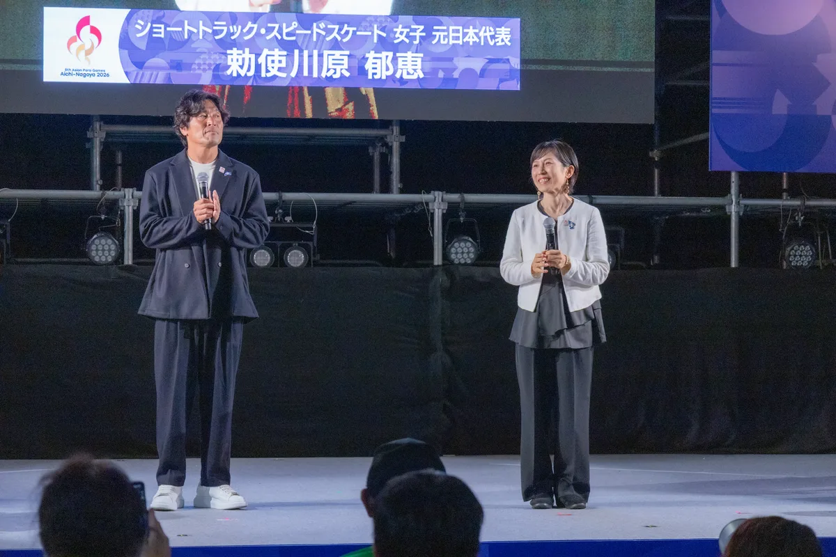 ONE HEART WORLDのステージに立つ大畑大介さんと勅使川原郁恵さん。大型ビジョンに勅使川原さんの紹介