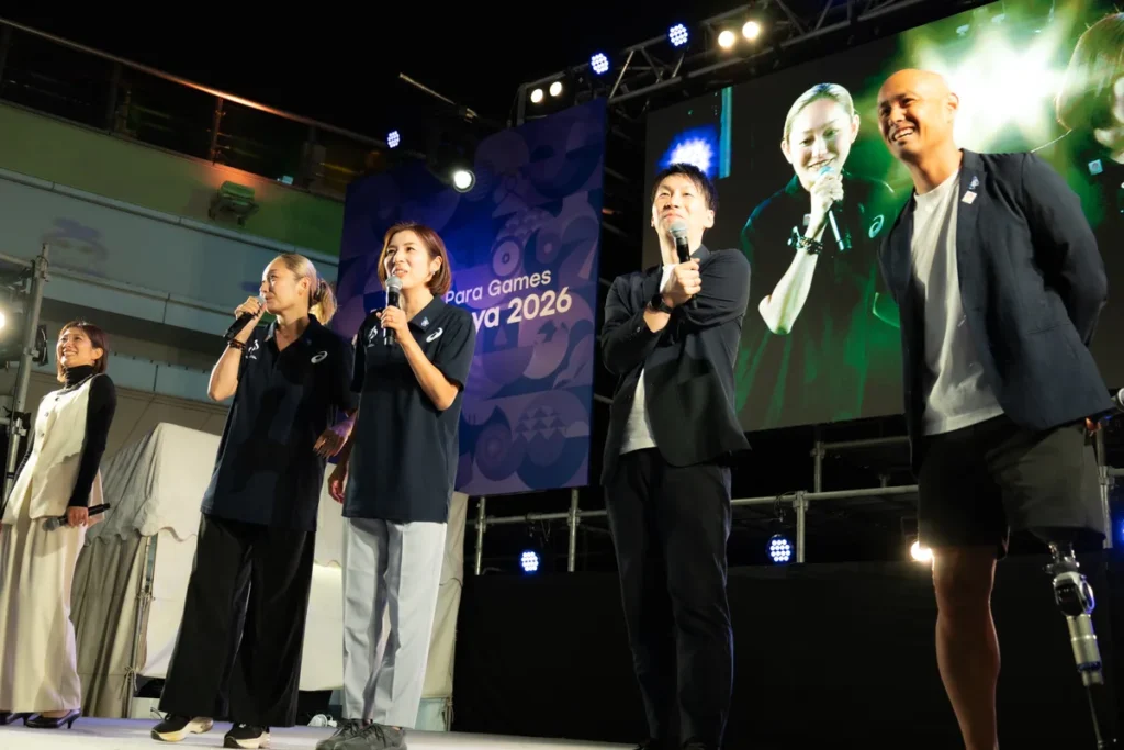 ONE HEART WORLDのステージで話すレジェンドアスリートの潮田玲子さん、安藤美姫さん、伊藤みきさん、山田拓朗さん、山本篤さん