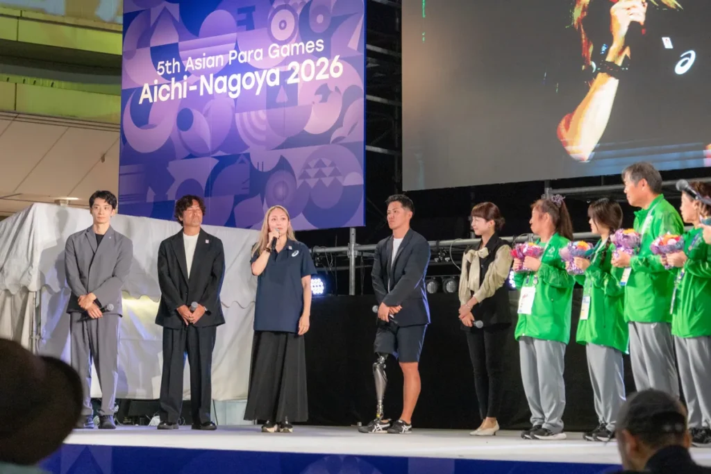 ONE HEART WORLD最後のセレブレーションのステージに並ぶ5人のゲストとボランティアの皆さん