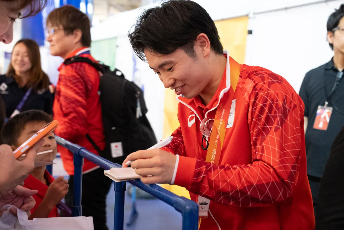 子どもにサインをする舟山真弘選手