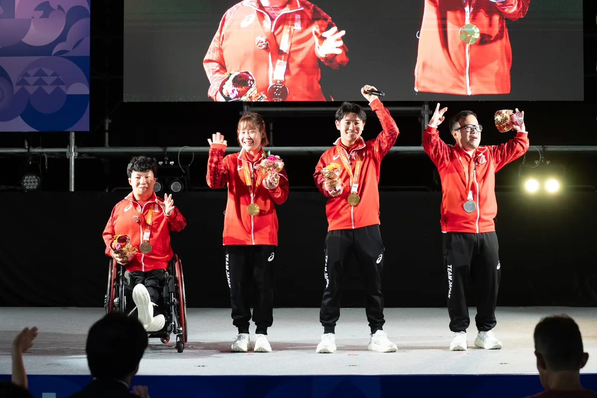 アスリートセレブレーションのステージに並ぶパラ卓球の北川雄一朗選手、山口美也選手、舟山真弘選手、八木克勝選手